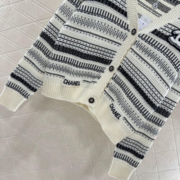 CHANEL Women's Black and Cream Cardigan - Picture 5 of 8